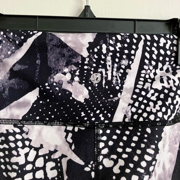 LULULEMON Wunder Under Abstract Leggings Size 6 - Picture 3 of 5